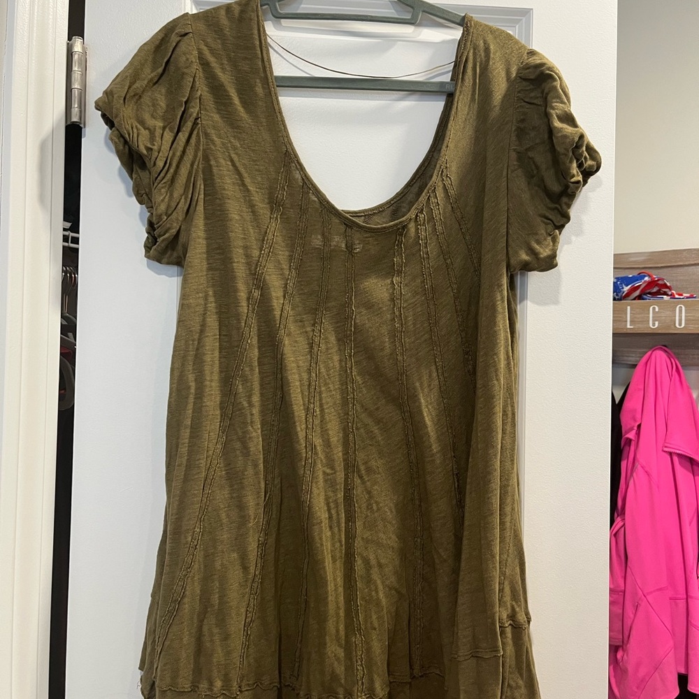 Free People Olive scoopneck top. Never worn. Perfect condition.